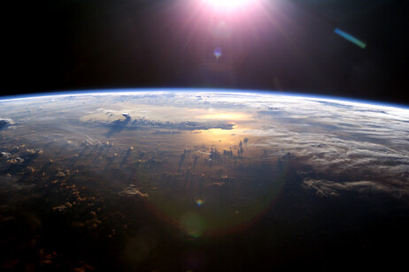La Terra illuminata dal Sole (fonte: NASA)