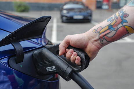 L'auto arranca, nodi irrisolti e sfida delle auto elettriche