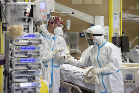 Enfermeiros no Hospital Umberto I, em Roma, durante a pandemia de Covid-19