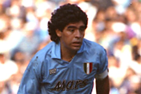 Diego Maradona con la camiseta del Napoli