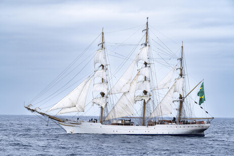 Navio-escola italiano Amerigo Vespucci navega na costa brasileira