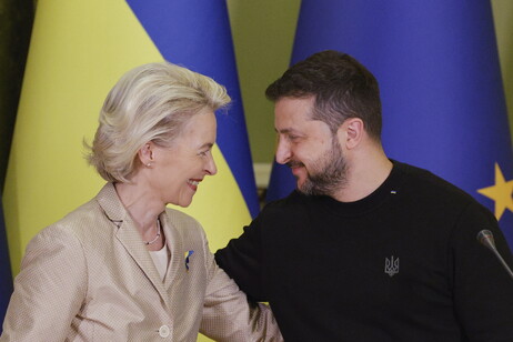 Os presidentes da Comissão Europeia, Ursula von der Leyen, e da Ucrânia, Volodymyr Zelensky