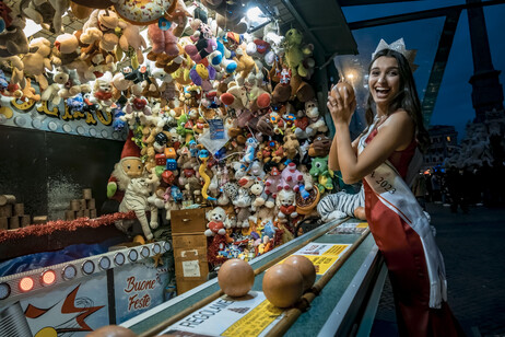 Miss Itália 2023 passeou e fez sessão de fotos na Piazza Navona