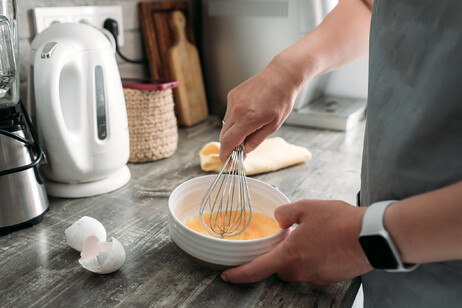 La preparazione della maionese in casa foto iStock.