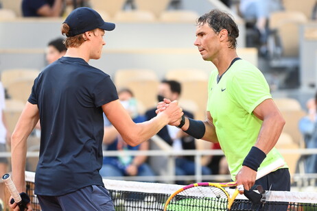 Jannik Sinner e Rafael Nadal durante partida em Roland Garros, em junho de 2021