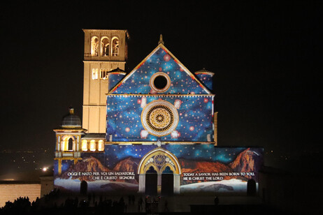 Luci e presepe di sabbia accendono il Natale di Assisi