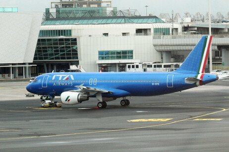 Avião da ITA Airways no Aeroporto de Roma-Fiumicino