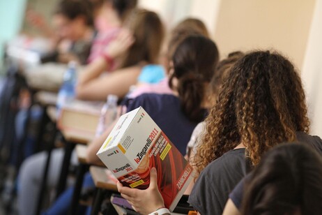 Studenti che sostengono la maturità (foto d'archivio)