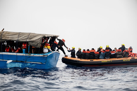 Resgate de migrantes forçados no Mar Mediterrâneo, em foto de arquivo