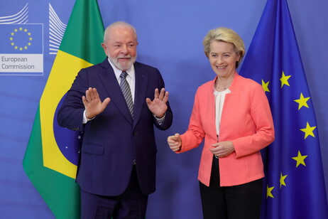 Os presidentes Lula e Von der Leyen durante encontro na Bélgica, em julho de 2023