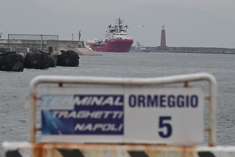 Migranti, la Ocean Viking arriva a Napoli: striscioni di benvenuto