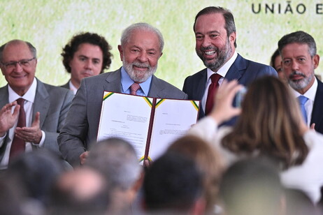 Lula e Alexandre Silveira em foto de arquivo