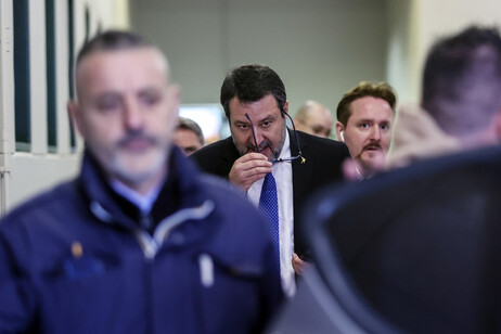 Matteo Salvini esce dall'aula bunker dopo l'udienza al tribunale di Palermo