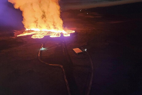 Volcanic fissures open near Grindavik