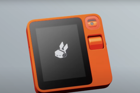 Rabbit R1, il mini computer che rende facile usare l’IA generativa