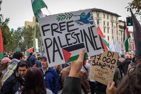 Manifestantes pró-Palestina fazem protesto em Milão