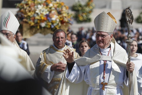 El cardenal Steiner, en la última procesión de la Virgen de Fátima, en Portugal.