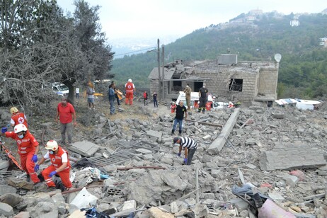 Área atingida por bombardeio israelense em Aitou, norte do Líbano