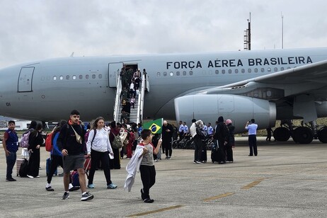 Chegada de voo da FAB em Guarulhos (SP)