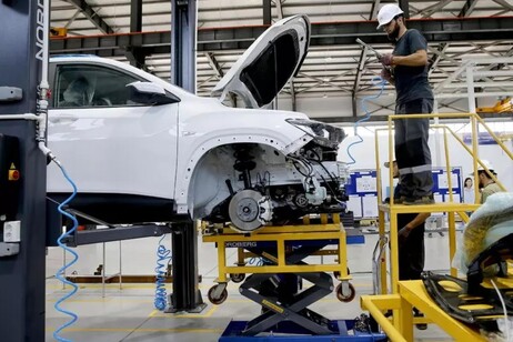 Nissan utilizza l'IA per scovare i difetti di verniciatura