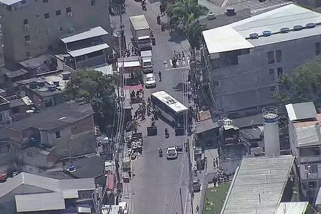 Criminosos fazem barricadas com ônibus no Rio