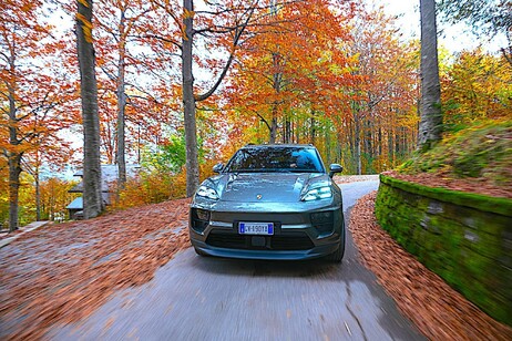 Porsche Macan elettrica, fulminea e veloce tra le curve