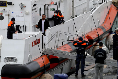 Motovedetta con migranti da Albania arrivata in porto Bari