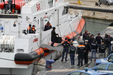 Migrantes deixaram a embarcação das autoridades italianas "assustados e em estado de choque"