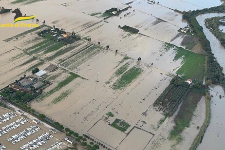 Maltempo nel Livornese, fiume esonda in frazione Cecina