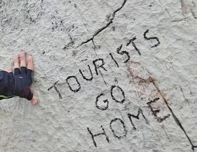 Frase foi escrita em uma pedra localizada na encosta sul do Tre Cime di Lavaredo