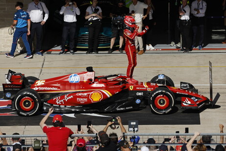 Leclerc celebrando sua vitória no GP dos EUA