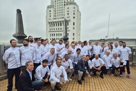 Chefs da 13ª Settimana della Cucina Regionale na cobertura do Edifício Martinelli