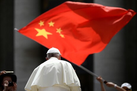 Papa Francisco diante de bandeira da China em audiência geral na China