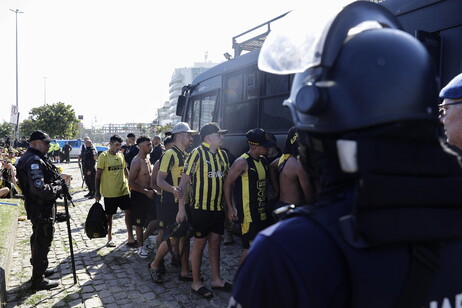 Torcedores do Peñarol estavam no RJ para assistirem ao jogo contra o Botafogo