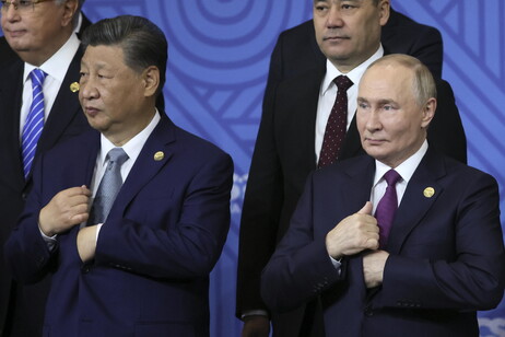 Xi Jinping e Vladimir Putin durante cúpula do Brics em Kazan