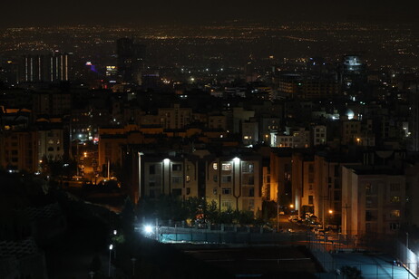 Vista aérea de Teerã, capital do Irã, na madrugada deste sábado (26)