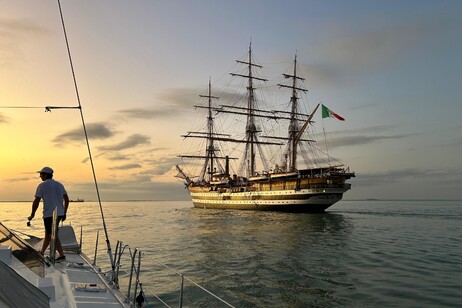 Amerigo Vespucci se despede da Austrália, sua 24ª parada no tour mundial