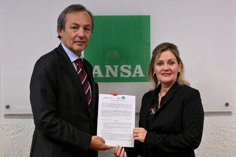 El CEO de ANSA, Stefano De Alessandri, y la Embajadora de Paraguay en Italia, María José Argaña Mateu.