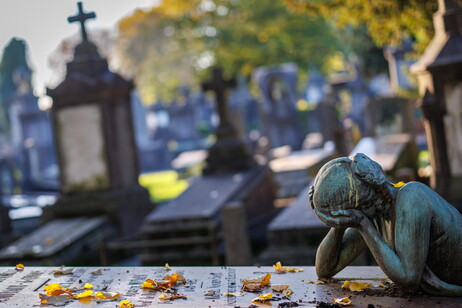 Escultura sobre una tumba en el cementerio de Laeken, en Bruselas