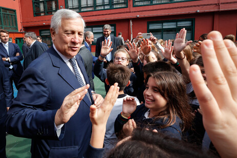 Antonio Tajani visita escola italiana em Buenos Aires