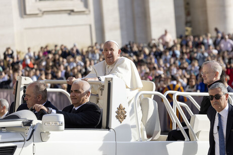 Francisco no papamóvel na Praça São Pedro