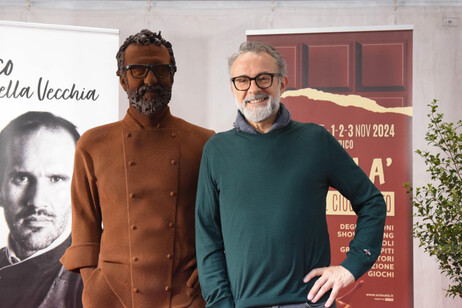 Massimo Bottura e sua estátua de chocolate em Modena