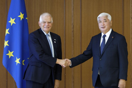 Josep Borrell con Takeshi Iwaya