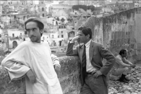 Un alto en el rodaje de 'La pasión según Mateo', de Pier Paolo Paoslini. De fondo, una vista panorámica de Matera