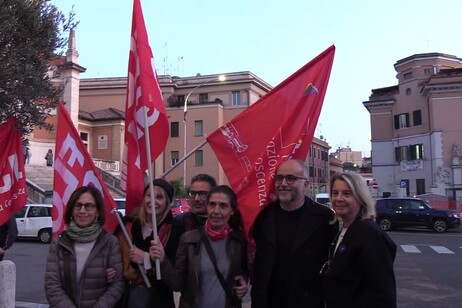 Roma, sit-in di solidarieta' a Christian Raimo. Lui ringrazia