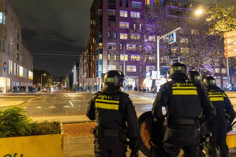 Manifestantes incendiaram bonde em Amsterdã