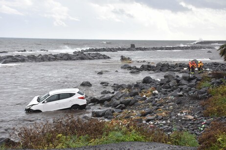 Alluvione nel Catanese, strade come fiumi e auto in mare