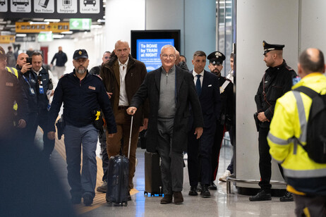 Calcio: bagno di folla a Fiumicino per Ranieri