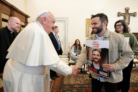 El Papa Francisco recibió a algunos que fueron rehenes de Hamás