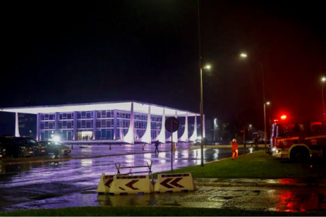 Praça dos Três Poderes foi isolada